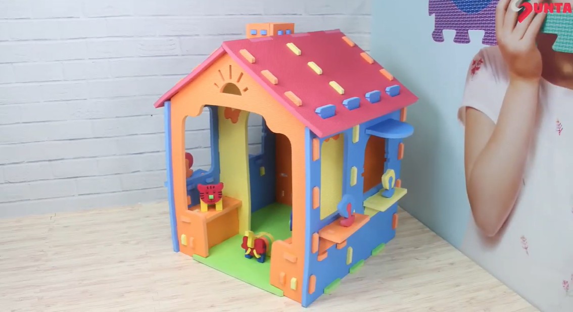 GIANT PLAY HOUSE