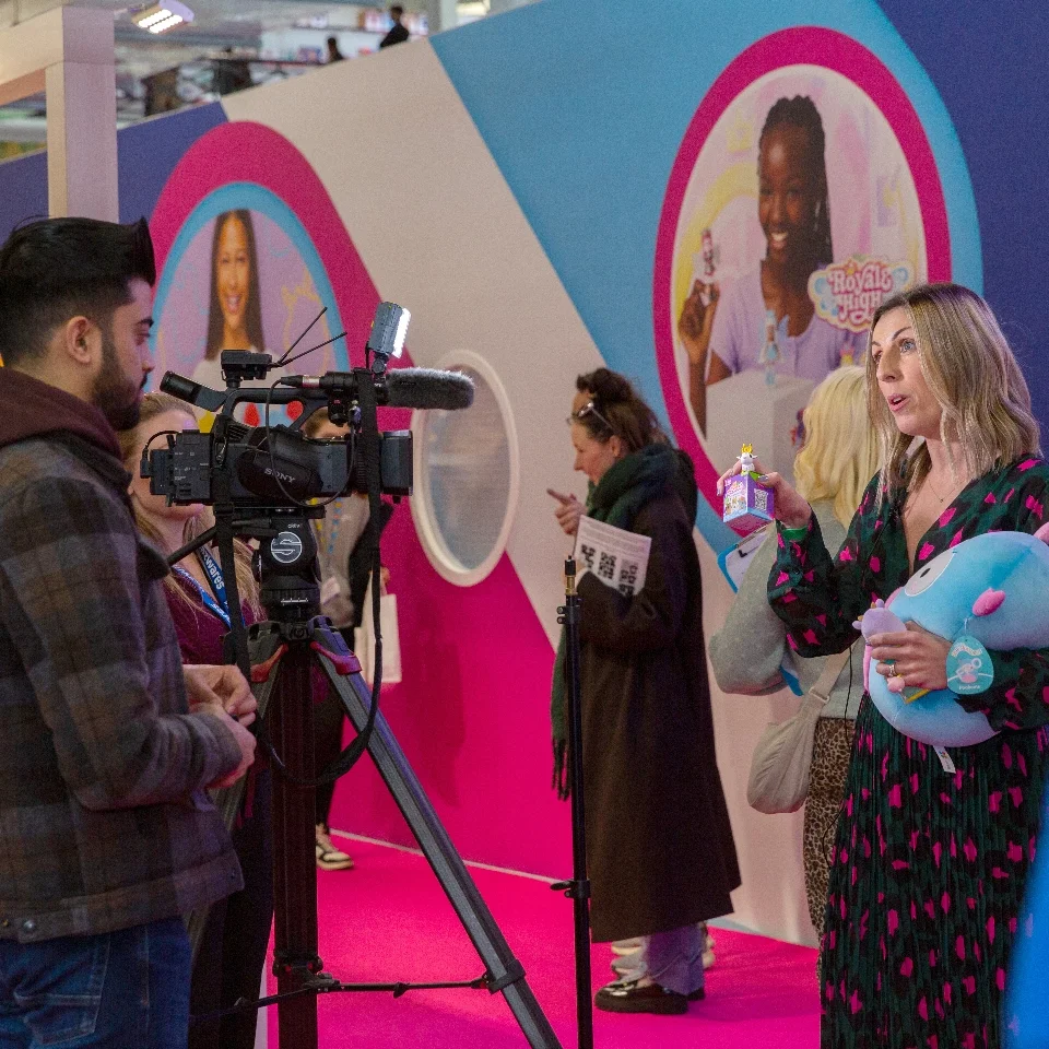 Journalist-filming-exhibitor-lighten@2x